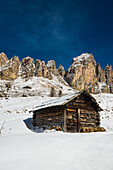 Almhütte vor Cirspitzen im Winter, Grödner Joch, Grödnertal, Dolomiten, Südtirol, Italien