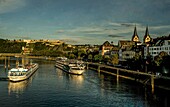 Panoramaschiffe auf der Mosel, Koblenzer Altstadt und Festung Ehrenbreitstein im Abendlicht, Oberes Mittelrheintal, Rheinland-Pfalz, Deutschland