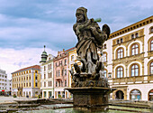 barocker Herkulesbrunnen mit Keule im Kampf gegen die Hydra auf dem Horní náměstí in Olomouc in Mähren in Tschechien