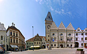 Žižka-Platz mit Škoch-Haus und Rathaus in Tabor in Südböhmen in Tschechien