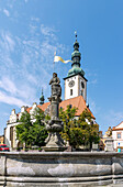 Zizka-Platz mit Renaissance-Brunnen und Dekanatskirche Zur Verklärung Christi auf dem Berg Tabor in der Altstadt von Tabor in Südböhmen in Tschechien