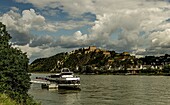 Blick von der Rheinufer-Promenade über den Rhein zur Festung Ehrenbreitstein, Koblenz, Oberes Mittelrheintal, Rheinland-Pfalz, Deutschland