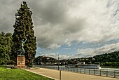 Görres-Denkmal an der Rheinpromenade in Koblenz, Blick auf Schiff und die Festung Ehrenbreitstein, Oberes Mittelrheintal, Rheinland-Pfalz, Deutschland