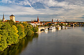 Ausflugsboote am Mainkai, der Main und die Altstadt von Würzburg, Bayern, Deutschland 