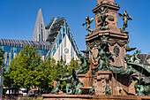 Der Mendebrunnen und das moderne Augusteum der Universität Leipzig am Augustusplatz, Leipzig, Sachsen, Deutschland 