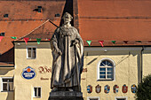 Denkmal für König Ludwig I. vor dem Weissen Brauhaus, älteste noch existierende Weißbierbrauerei Bayerns,  Kelheim, Niederbayern, Bayern, Deutschland