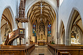 Innenraum der Stadtpfarrkirche Mariä Himmelfahrt in  Kelheim, Niederbayern, Bayern, Deutschland 