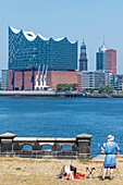 Malerin zeichnet die Elphilharmonie, Hafencity, Hamburg, Deutschland