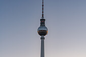 Blick auf den Fernsehturm frühmorgens in Berlin, Deutschland