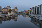 Frühmorgens im Regierungsviertel mit Blick auf den Reichstag von Berlin, Deutschland
