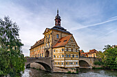 Das Alte Rathaus am Fluss Regnitz in der Altstadt von Bamberg, Oberfranken, Bayern, Deutschland, Europa  