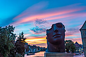 Skulptur Centurione von Igor Mitoraj in Bamberg bei Sonnenuntergang, Oberfranken, Bayern, Deutschland, Europa 