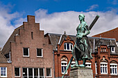Tine Statue des Asmussen-Woldsen-Denkmal oder Tine-Brunnen vor den Häusern der Altstadt am Markt in Husum, Kreis Nordfriesland, Schleswig-Holstein, Deutschland, Europa 