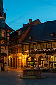 Wohltäterbrunnen am Rathaus, Altstadt mit Fachwerkhäusern, Harzstadt Wernigerode, Sachsen-Anhalt, Deutschland