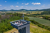 Menschen auf dem Aussichtsturm Via Regia auf dem Rößberg,  Region Hessisches Kegelspiel, bei Hünfeld Großenbach, Rhön, Hessen, Deutschland