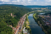 Luftaufnahmen von Schloss Henneburg auf Stadt und Main, Region Spessart-Mainland, Stadtprozelten, Franken, Bayern, Deutschland