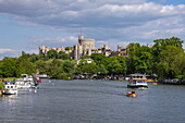 Boote auf der Themse mit Schloss Windsor, Windsor, Berkshire, England, Vereinigtes Königreich