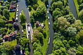 Aerial view of a Le Boat Horizon 4 houseboat and other boats in Hurley Lock along the River Thames, Hurley, near Maidenhead, Berkshire, England, United Kingdom