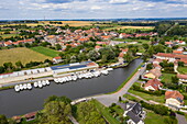 Luftaufnahme von Le Boat-Hausbooten an der Le Boat Hesse-Basis, Hesse, Moselle, Grand Est, Frankreich