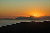 Sonnenuntergang hinter der Walker Bay Nature Reserve, Grootbos Private Nature Reserve, Westkap, Südafrika