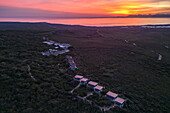 Luftaufnahme der Forest Lodge mit Blick auf die Walker Bay Nature Reserve bei Sonnenuntergang, Grootbos Private Nature Reserve, Westkap, Südafrika