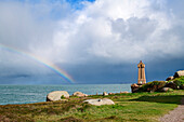 Regenbogen am Leuchtturm Phare de Men Ruz, Côte de Granit Rose, Ploumanac'h, Ploumanach, Bretagne, Frankreich