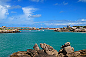 Felsbuchten an der Küste mit Booten und Haus, Trégastel, Côte de Granit Rose, Bretagne, Frankreich