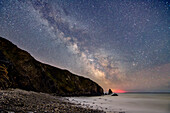 Sternenhimmel mit Milchstraße über der Bucht Anse de Pen-Hir, GR 34, Zöllnerweg, Sentier Côtier, Halbinsel Crozon, Atlantikküste, Bretagne, Frankreich
