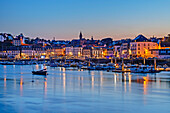 Beleuchtete Stadt Audierne mit Hafen, Audierne, Cap-Sizun, Bretagne, Frankreich