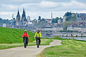Mann und Frau beim Radfahren auf dem Loire-Radweg mit Blick über die Loire auf Blois, Blois, Loire-Schlösser, Loiretal, UNESCO Welterbe Loiretal, Frankreich