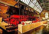 Industriemuseum Chemnitz: Dampflokomotive der Baureihe 98.0 der Königlich Sächsischen Staatseisenbahnen (1910 - 1914) und Tretautos  aus den 1960er Jahren, Chemnitz, Sachsen, Deutschland