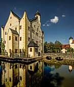 Wasserschloss Klaffenbach mit Spiegelteich, Schlossbrücke und Torgebäude, Chemnitz, Sachsen, Deutschland