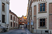 Straße Pijarska mit Blick auf die Stadtmauer am Florianstor (Brama Floriańska) und Czartoryski-Museum (Klasztorek Muzeum Książąt Czartoryskich) in der Altstadt von Kraków in Polen