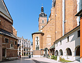 Plac Mariacki mit Südseite der Marienkirche (Kościół Mariacki), Nordseite der St.-Barbara-Kirche (Kościół św. Barbary) und Blick auf den Rynek Glówny mit Tuchhallen (Sukienice) in der Altstadt von Kraków in Polen