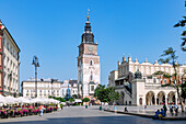 Rynek Glówny mit Tuchhallen (Sukienice) und Rathausturm im Abendlicht in der Altstadt von Kraków in Polen