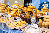 Oscypek, verschiedene Sorten von goralischem Räucherkäse, auf dem Markt in Kraków in Polen