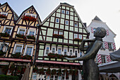 "Der Linzer Strünzer", liebevolle homage an die Bewohner und  ihren Hang  zur Übertreibung (strunzen), Burgplatz, Linz, Rheinland-Pfalz, Deutschland