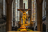 Kruzifix in der Stadtpfarrkirche St. Dionys in Esslingen am Neckar, Baden-Württemberg, Deutschland 