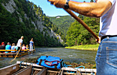 Floßfahrt im Dunajec-Canyon im Pieniny-Nationalpark (Pieninský Park Narodowy) in Südpolen in der Wojewoschaft Malopolskie in Polen