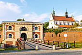 Bastion II mit Szczebrzeska-Tor, Stettiner Tor (Brama Szczebrzeska), Im Hintergrund Kathedrale, früher Kollegiatskirche St. Thomas (Katedra) in Zamość in der Wojewodschaft Lubelskie in Polen