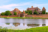 Marienburg (Zamek w Malborku) am Ufer der Nogat in Malbork in der Wojewodschaft Pomorskie in Polen