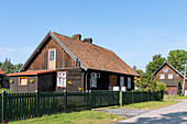 traditionelle Holzhäuser in Krutyń in den Masuren (Mazury) in der Wojewodschaft Warmińsko-Mazurskie in Polen