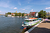 Uferpromenade und Hafen von Mikołajki (Nikolaiken) am Jezioro Mikołajskie (Nikolaikensee) in den Masuren (Mazury) in der Wojewodschaft Warmińsko-Mazurskie in Polen