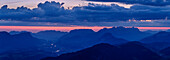 Panorama mit Morgenstimmung über dem Inntal, mit Pendling, Chiemgauer Alpen und Kaisergebirge, Gratlspitze, Wildschönau, Kitzbüheler Alpen, Tirol, Österreich 