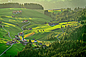 Tiefblick auf Kirche und Bauernhöfe von Thierbach, von der Gratlspitze, Wildschönau, Kitzbüheler Alpen, Tirol, Österreich 