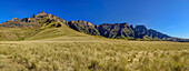 Panorama mit Drakensbergen mit Gipfel Old Woman Grinding Corn, Champagne Castle und Cathkin Peak, Contour Path, Injasuthi, Drakensberge, Kwa Zulu Natal, UNESCO Welterbe Maloti-Drakensberg, Südafrika