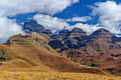 Wolkenstimmung über den Drakensbergen mit Cathedral Peak, Baboon Rock, Didima, Cathedral Peak, Drakensberge, Kwa Zulu Natal, UNESCO Welterbe Maloti-Drakensberg, Südafrika