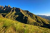 Drakensberge mit Column und The Pyramid, Organ Pipes Pass, Didima, Cathedral Peak, Drakensberge, Kwa Zulu Natal, UNESCO Welterbe Maloti-Drakensberg, Südafrika