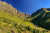Tseketseke-Tal mit Cleft Peak, Column und The Pyramid, Didima, Cathedral Peak, Drakensberge, Kwa Zulu Natal, UNESCO Welterbe Maloti-Drakensberg, Südafrika