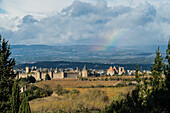 Die Altstadt von Carcassonne unter einem Regenbogen im Herbst, Südfrankreich